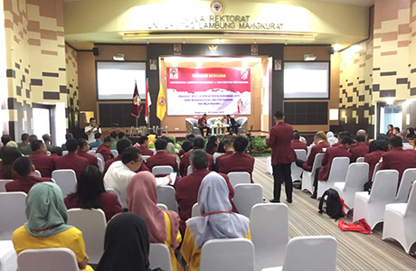 Mahasiswa Prodi Diplomasi Pertahanan Fakultas Strategi Pertahanan melaksanakan Seminar dalam Salah Satu Agenda Kegiatan KKDN di Banjarmasin