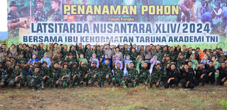 Rektor Universitas Pertahanan Republik Indonesia (Unhan RI) diwakili oleh Laksamana Muda TNI Dr. Wahyu Mujiono, S.H., M.H., bersama Ibu Reni Indarti, Menghadiri Kegiatan Penanaman Pohon Ketua Umum Dharma Pertiwi, Ny. Evi Agus Subiyanto dikawasan Ibu Kota Nusantara (IKN)