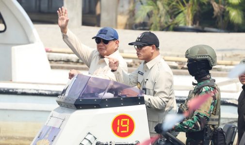 Rektor Unhan RI Dampingi Menhan RI Laksanakan Kunjungan ke Rumah Apung dan Rumah Panggung.