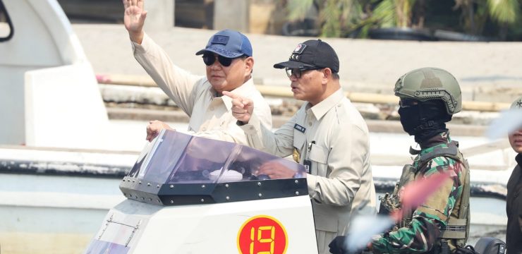 Rektor Unhan RI Dampingi Menhan RI Laksanakan Kunjungan ke Rumah Apung dan Rumah Panggung.