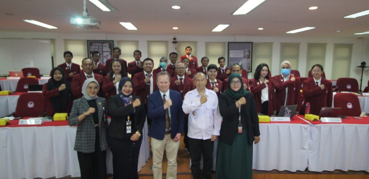 Kuliah Offline di Mahasiswa Program Studi Strategi Perang Semesta Unhan RI Hadirkan Prof. Michael Rainsborough dari Australian War College.