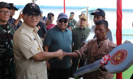 Unhan RI Serahkan Bantuan Menteri Pertahanan sekaligus Presiden Terpilih Republik Indonesia 2024-2029, Jenderal TNI (Purn.) Prabowo Subianto, berupa 200 Unit Rumah Panggung dan Rumah Apung untuk Masyarakat Nelayan Muara Angke, Jakarta Utara.