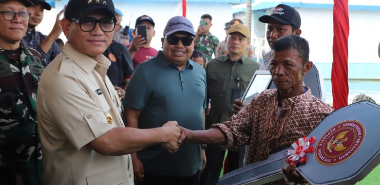 Unhan RI Serahkan Bantuan Menteri Pertahanan sekaligus Presiden Terpilih Republik Indonesia 2024-2029, Jenderal TNI (Purn.) Prabowo Subianto, berupa 200 Unit Rumah Panggung dan Rumah Apung untuk Masyarakat Nelayan Muara Angke, Jakarta Utara.