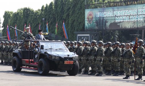 Menteri Pertahanan sekaligus Presiden Terpilih Republik Indonesia 2024-2029, Jenderal TNI (Purn.) Prabowo Subianto, Diwakili Wamenhan RI, Kukuhkan 1.145 Personel Komcad Unhan RI Matra Darat TA. 2024: SPPI dan Kadet Unhan RI Siap Wujudkan Pertahanan dan Kesejahteraan Nasional.