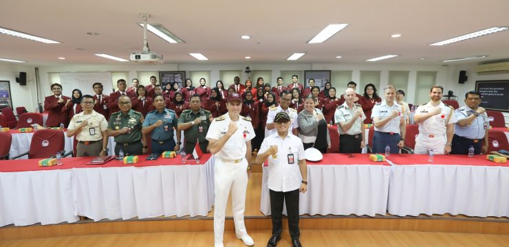 Rektor Unhan RI Dampingi Vice Admiral Angus Topshee dalam Pemaparan Tentang Canada’s Navy Kepada Mahasiswa Program Magister Pascasarjana Unhan RI.