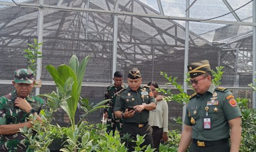 Wakil Rektor Bidang Keuangan dan Umum Unhan RI, Mayor Jenderal TNI Dr. Jati Bambang P, S.I.P., M.A.P., bersama Dosen Unhan RI Mayor Jenderal TNI Agus Winarna, S.I.P., M.Si., M.Tr (Han)., Melaksanakan Kunjungan Kerja ke Fakultas Vokasi Logistik Militer (FVLM) Unhan RI, Belu, Nusa Tenggara Timur (NTT).