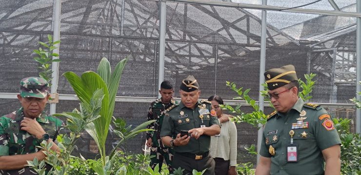 Wakil Rektor Bidang Keuangan dan Umum Unhan RI, Mayor Jenderal TNI Dr. Jati Bambang P, S.I.P., M.A.P., bersama Dosen Unhan RI Mayor Jenderal TNI Agus Winarna, S.I.P., M.Si., M.Tr (Han)., Melaksanakan Kunjungan Kerja ke Fakultas Vokasi Logistik Militer (FVLM) Unhan RI, Belu, Nusa Tenggara Timur (NTT).